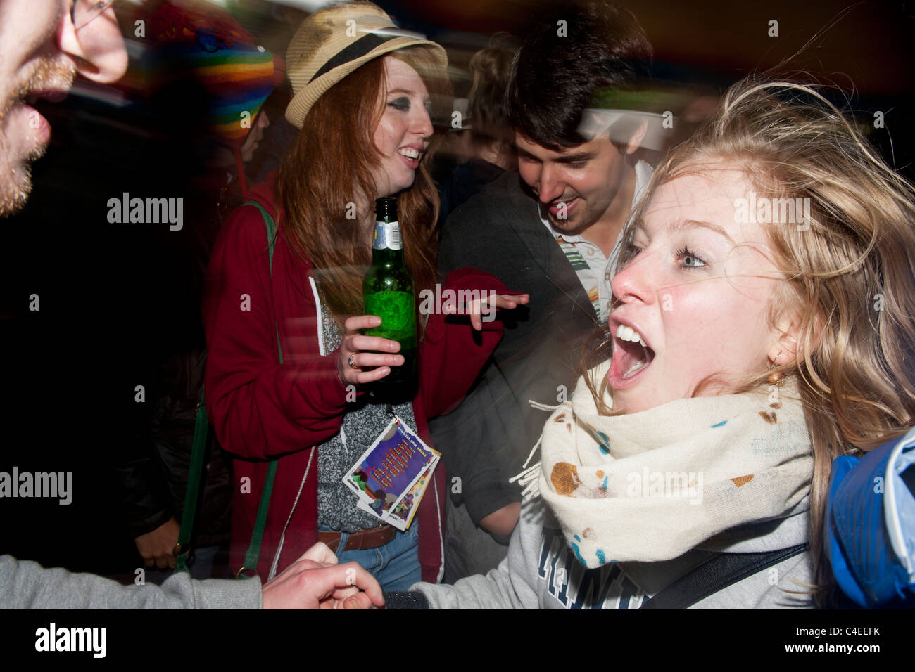 Vengono caricati nel parco. La pioggia battente non smorzare l'entusiasmo degli appassionati di musica su Clapham Common, Londra, domenica 12 giugno Foto Stock