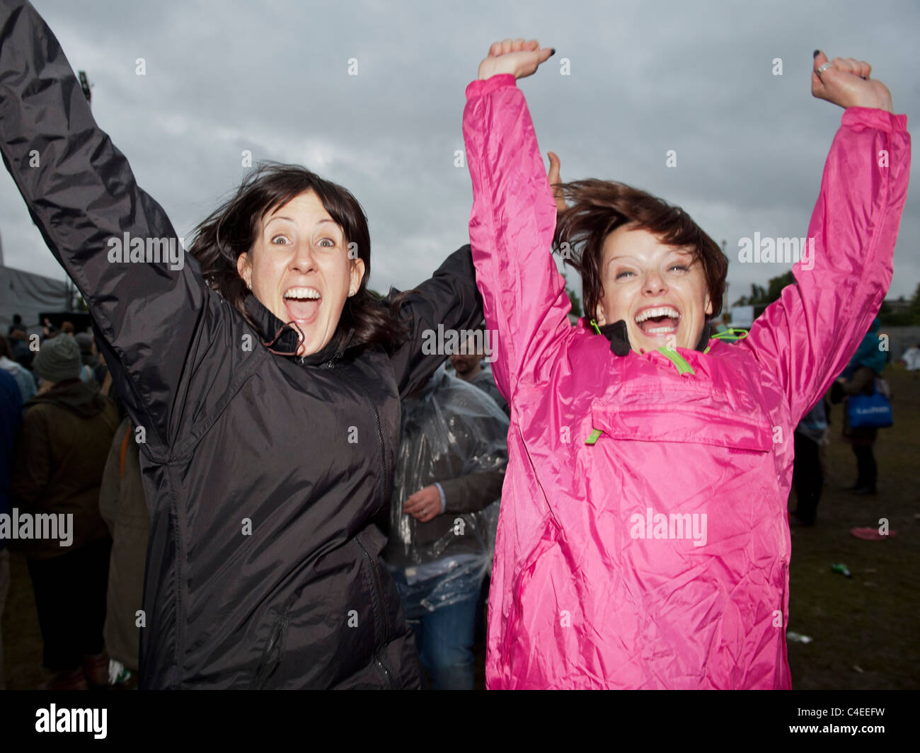 Vengono caricati nel parco. La pioggia battente non smorzare l'entusiasmo degli appassionati di musica su Clapham Common, Londra, domenica 12 giugno Foto Stock