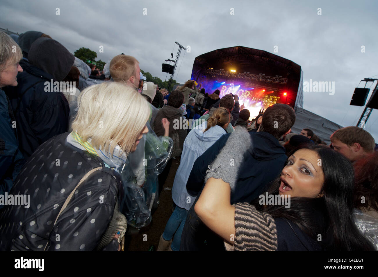 Vengono caricati nel parco. La pioggia battente non smorzare l'entusiasmo degli appassionati di musica su Clapham Common, Londra, domenica 12 giugno Foto Stock