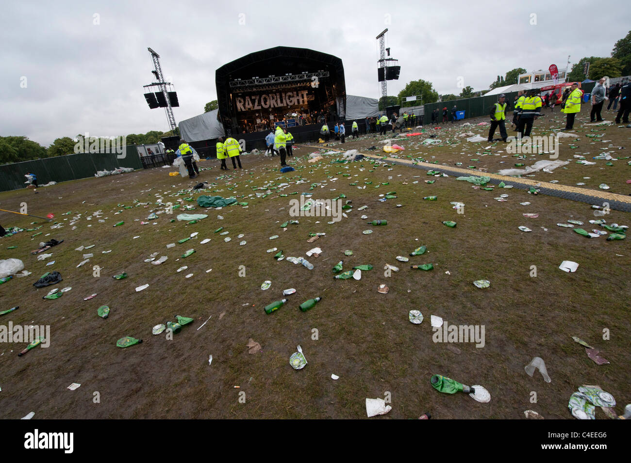 Vengono caricati nel parco. La pioggia battente non smorzare l'entusiasmo degli appassionati di musica su Clapham Common, Londra, domenica 12 giugno Foto Stock
