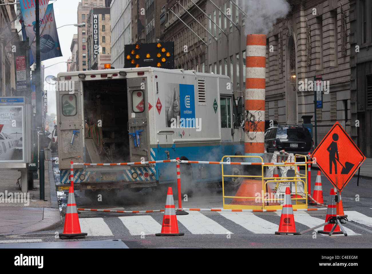 Una Con Edison carrello di servizio e manutenzione equipaggio lavorare a un sito su una strada di New York City. Foto Stock