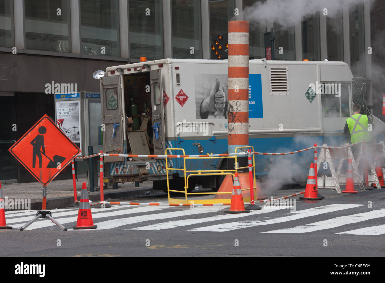 Una Con Edison carrello di servizio e manutenzione equipaggio lavorare a un sito su una strada di New York City. Foto Stock