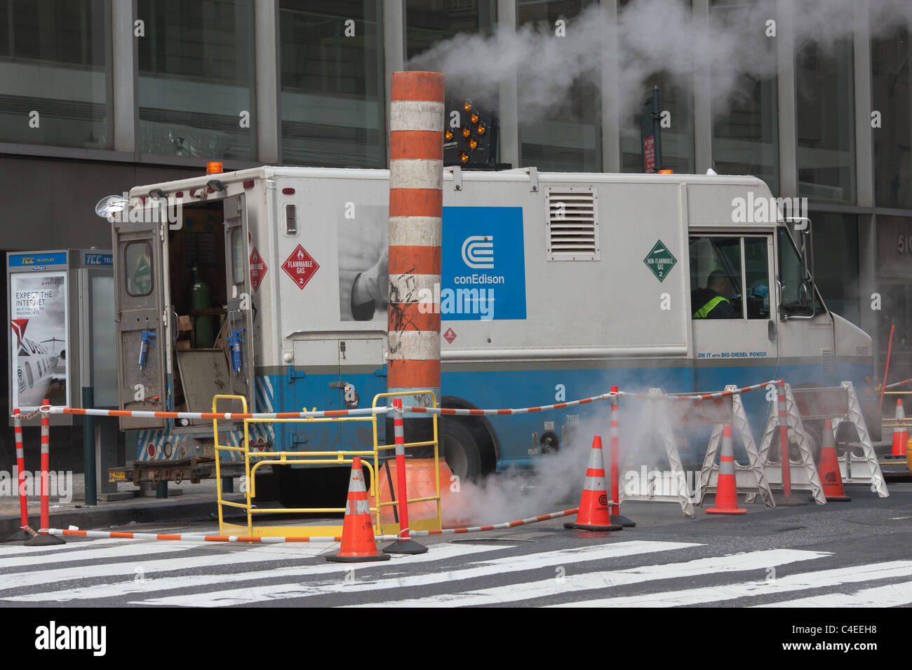 Una Con Edison carrello di servizio e manutenzione equipaggio lavorare a un sito su una strada di New York City. Foto Stock