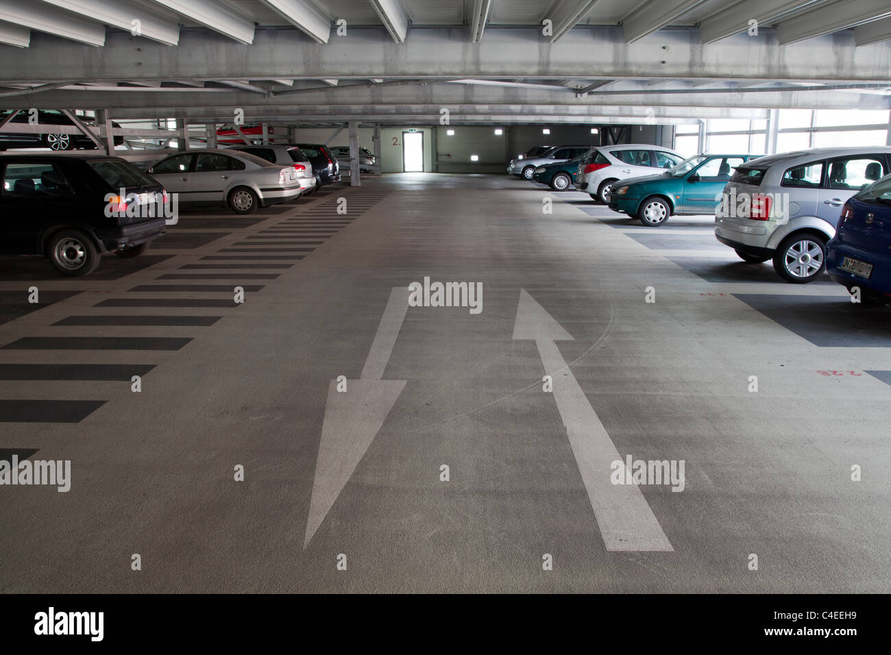 Parcheggio in Garage Foto Stock