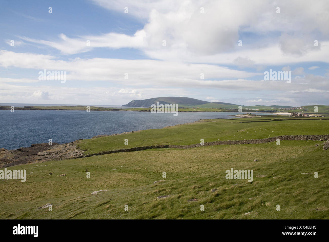 Le Isole Shetland Scozia vista panoramica del sud del continente cercando di fronte a Sumburgh Hotel un ex laird's home Foto Stock