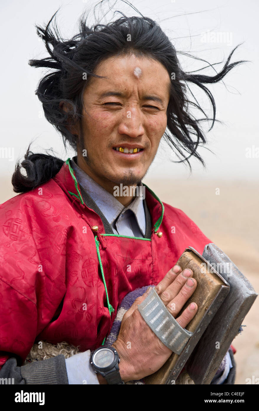 Un pellegrino tibetano eseguendo chak - un viaggio di prostrazione, da Ta Er monastero Nel Qinghai, all'Jokhan a Lhasa. Cina Foto Stock