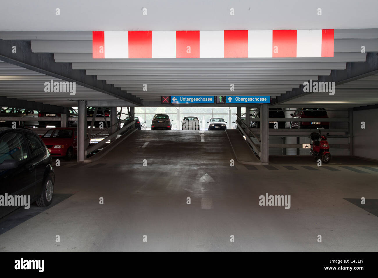 Parcheggio in Garage Foto Stock