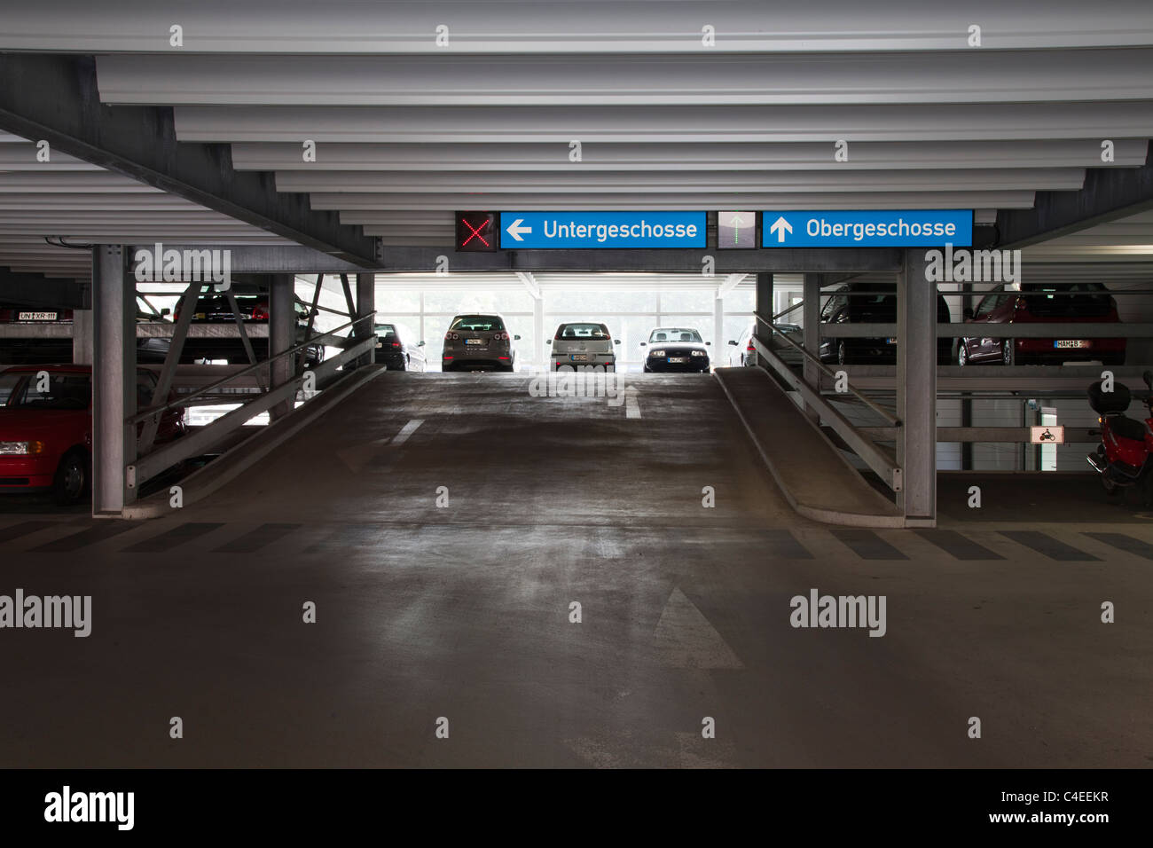 Parcheggio in garage Foto Stock