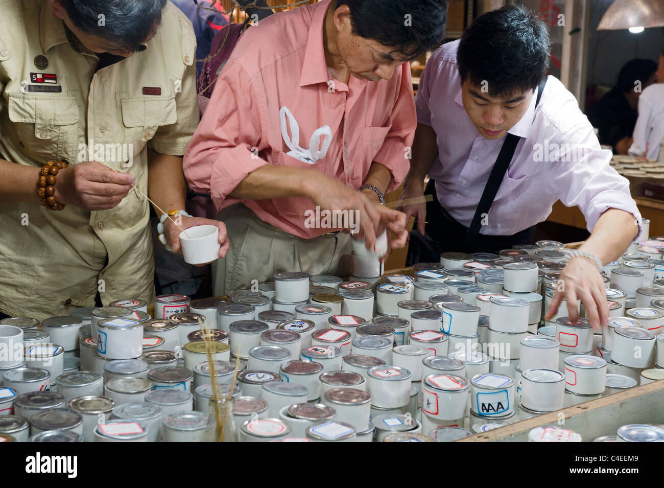 Grilli per la vendita presso il Bird e Mercato di insetto, Xizang Road, Shanghai, Cina Foto Stock