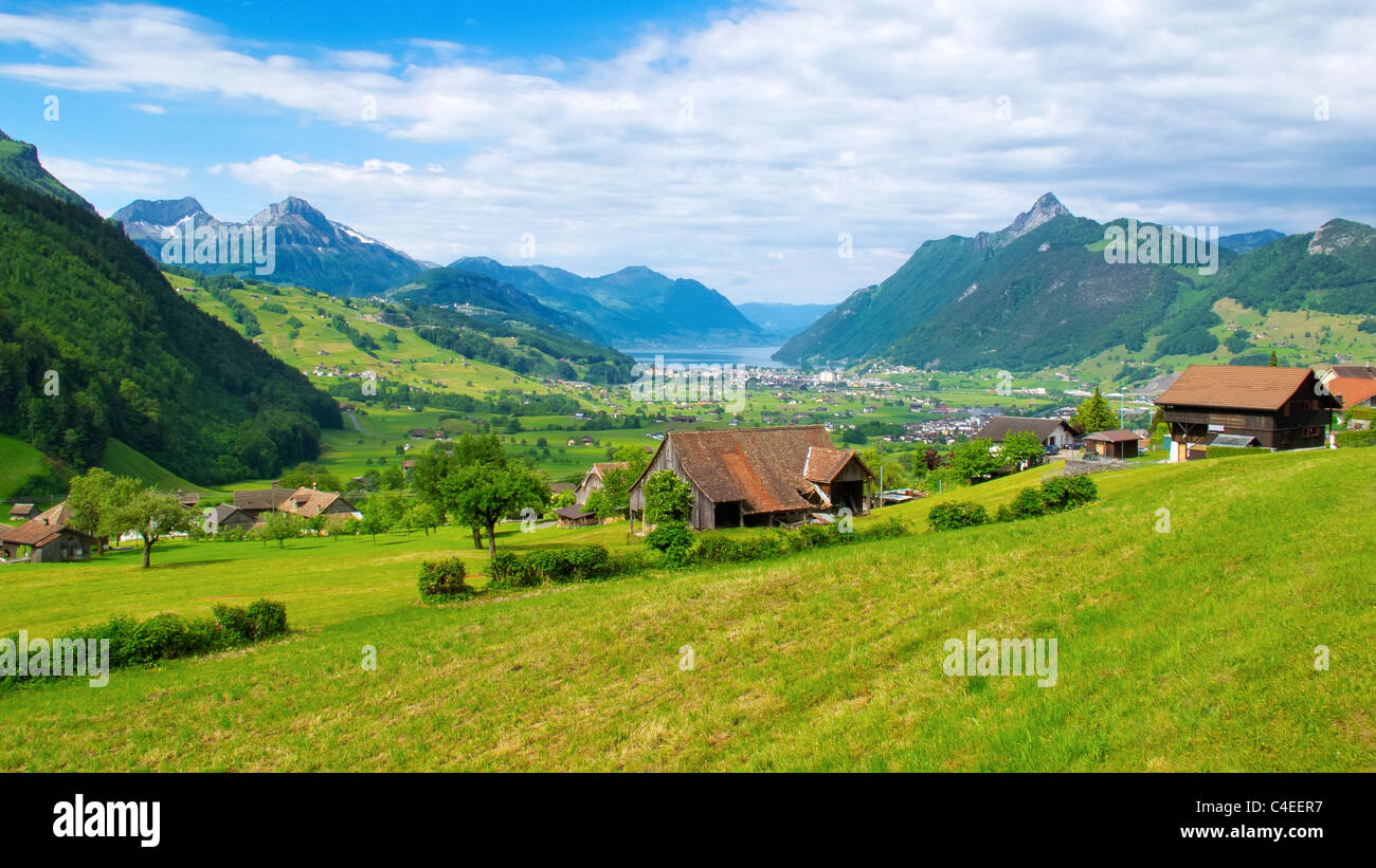 Vista dalla Ibergeregg a Rickenbach verso il lago di Lucerna (Vierwaldstättersee) e la città di Brunnen, Svitto, Svizzera. Foto Stock