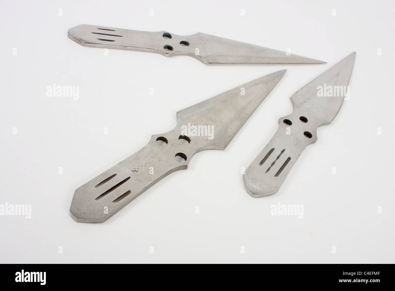 Tenendo un coltello a serramanico e dimostrando il suo uso come un'arma letale. Un coltello ha una lama affilata di solito realizzate di acciaio inossidabile. Foto Stock