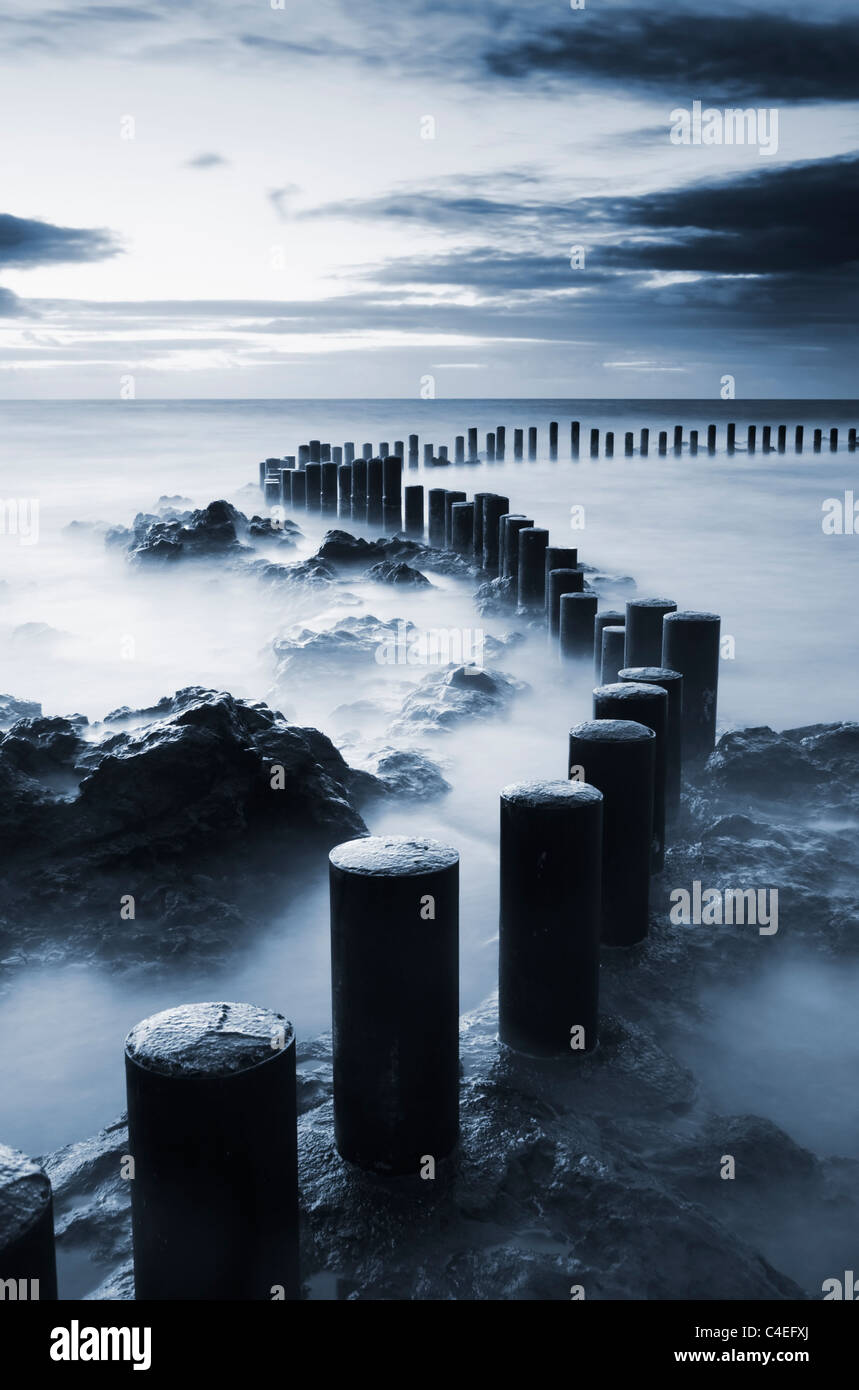 Posti intorno naturale della costa piscina Foto Stock