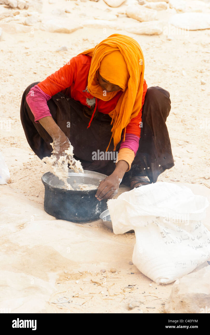 Muzeina ragazza beduina preparare pane - Wadi Arada deserto - Penisola del Sinai, Egitto Foto Stock