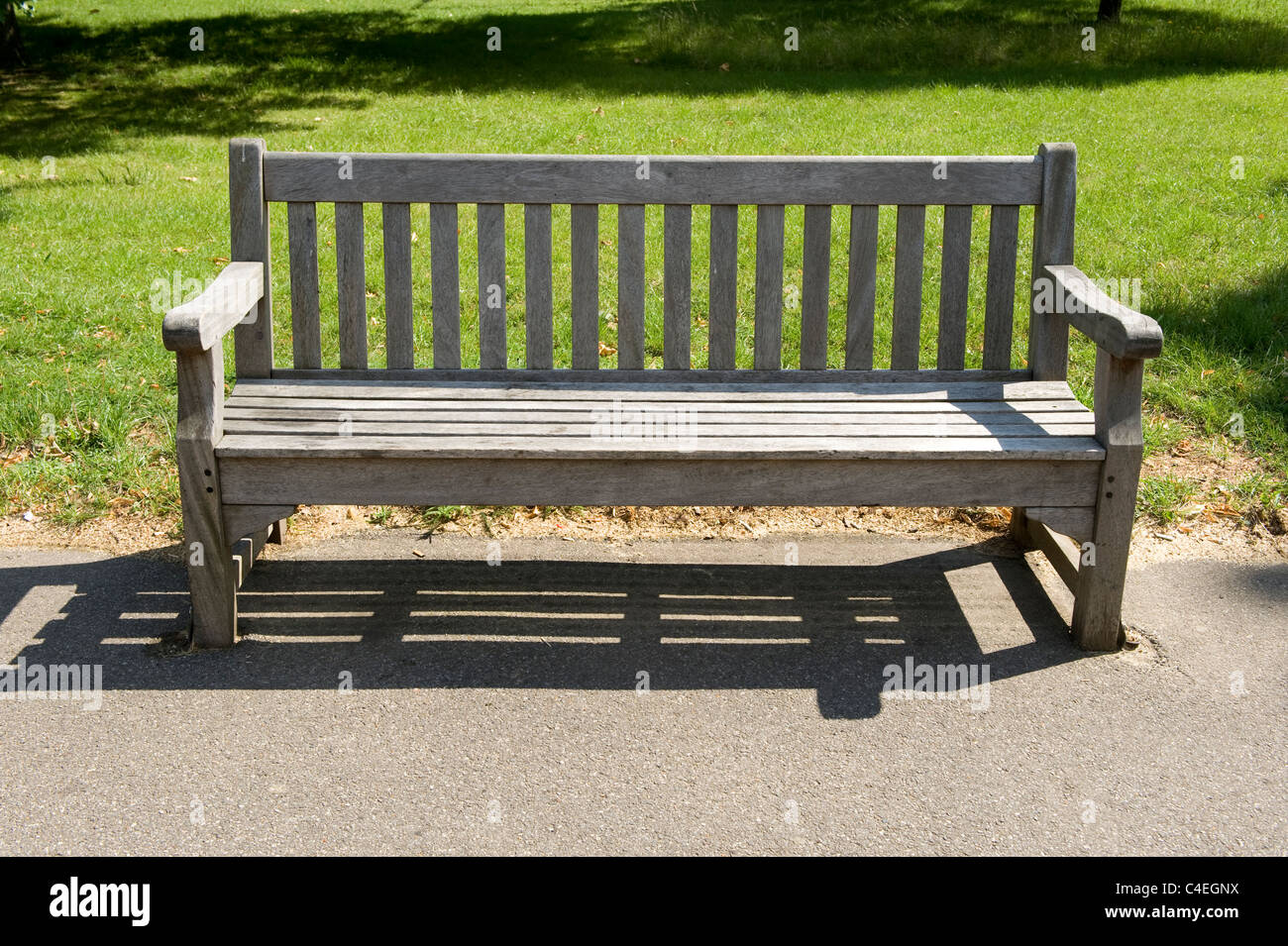 Una panchina nel parco in una soleggiata Hyde Park, Londra. Foto Stock