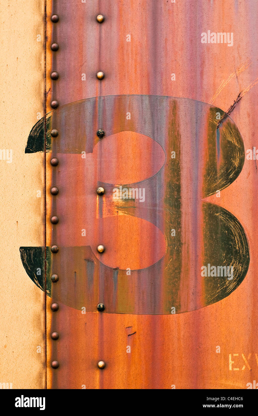 Il numero 3 su una rampa di ruggine auto. Foto Stock