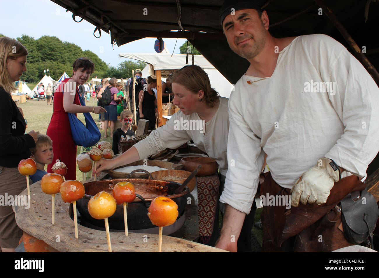 L'uomo vendita di caramello mele a Copenaghen il mercato medievale (kobenhavns middelalder markded) Foto Stock