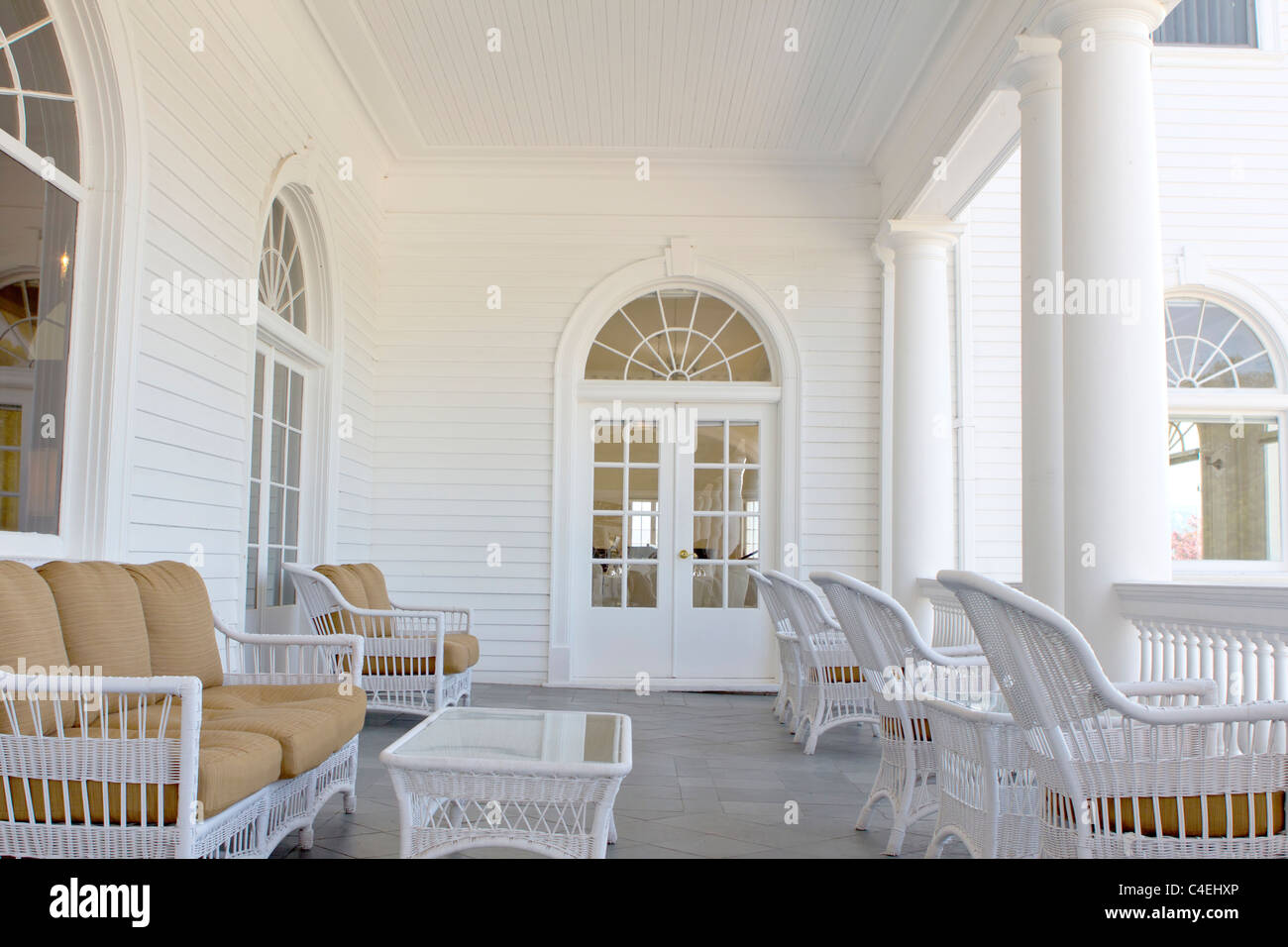 Il portico antistante area salotto di fronte al Stanley Hotel in Estes Park, COLORADO Foto Stock