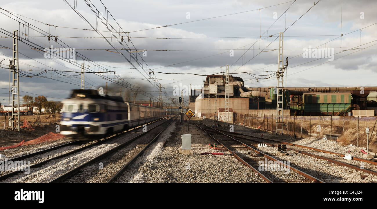 Talgo treno in movimento Madrid Spagna Foto Stock