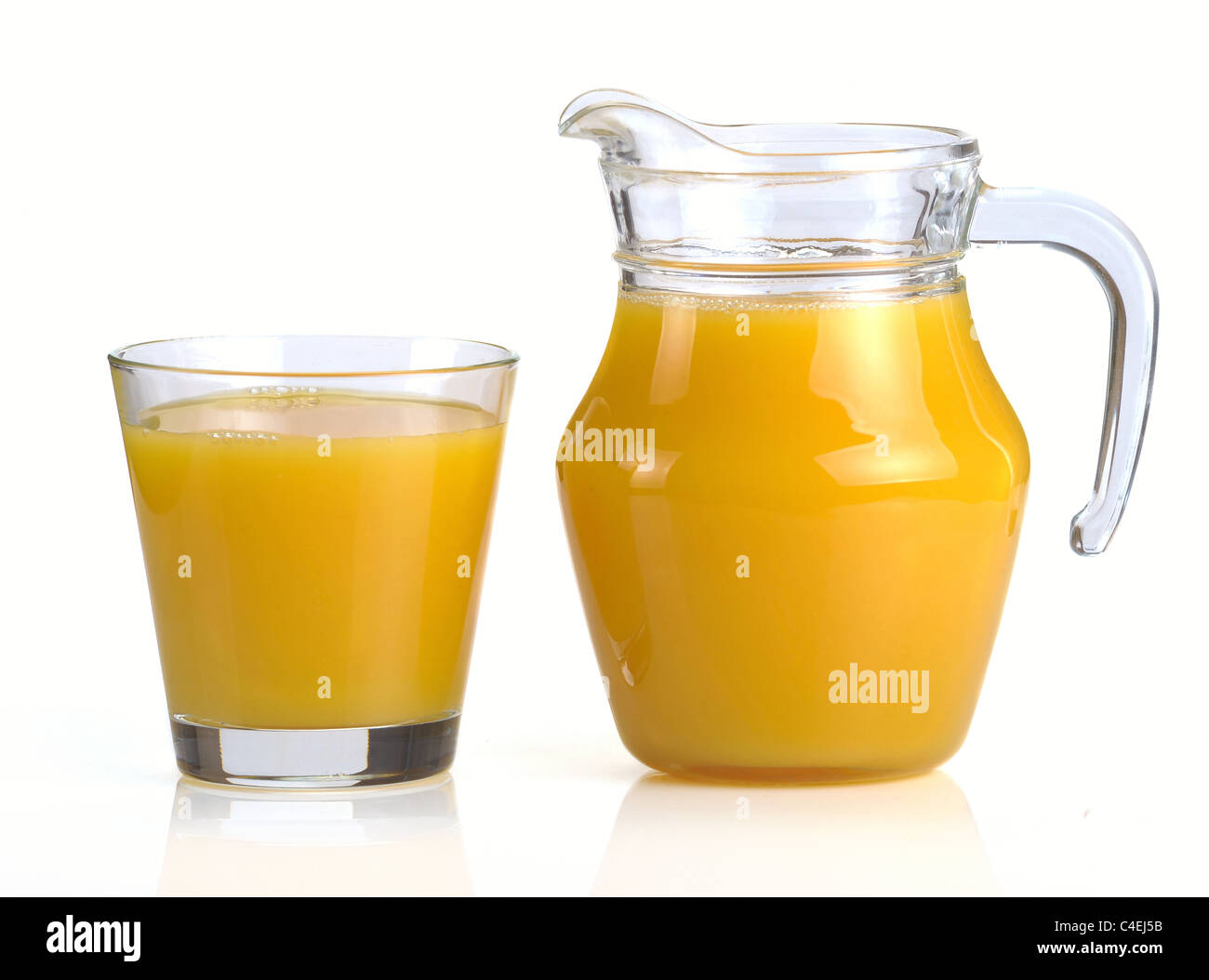 Pitcher e un bicchiere di succo di arancia Foto Stock