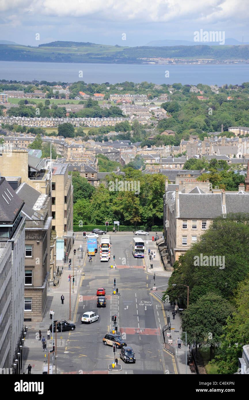 Una vista lungo St David's Street di Edimburgo, guardando attraverso la nuova città di Firth of Forth e Fife in background Foto Stock