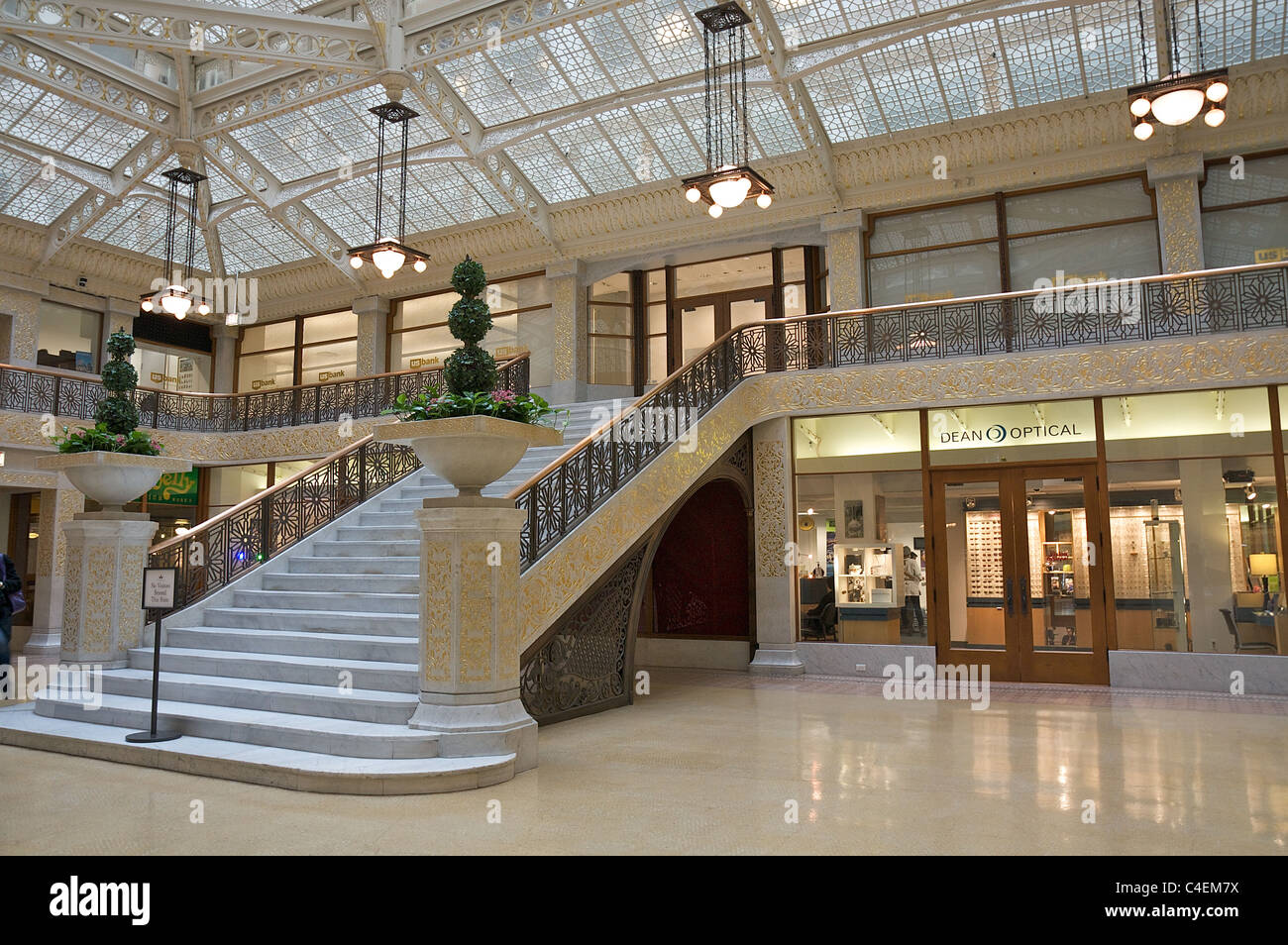 All'interno di Chicago's Rookery edificio, costruito nel 1888, la lobby ridisegnata da Frank Lloyd Wright nel 1905 Foto Stock