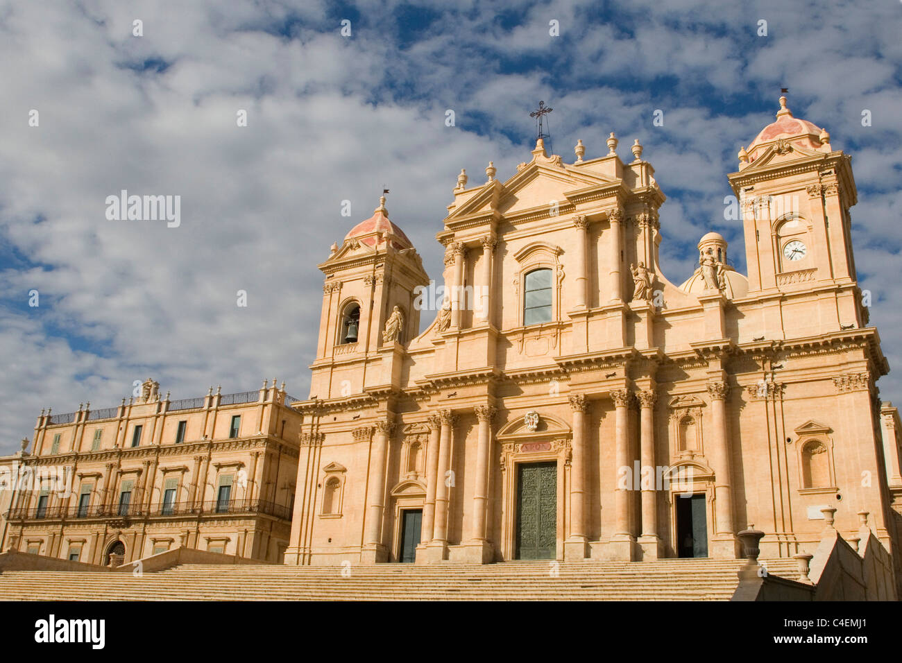Plaza comunale (Piazza Municipio) con il palazzo di Landolina di Sant'Alfano e la facciata barocca del Duomo.Noto Foto Stock