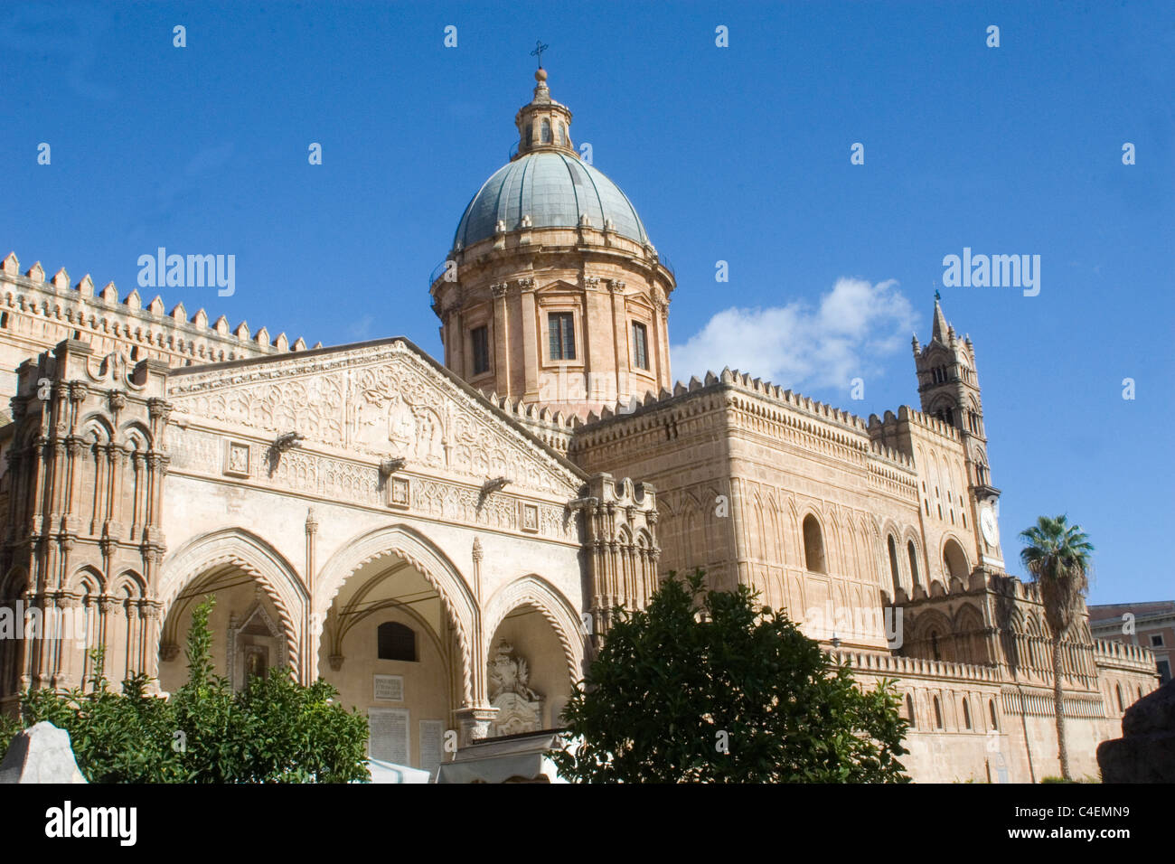 La Cattedrale di Palermo (Catterdrale) costruito in stile Sicilian-Norman dal XII attraverso il XV secolo.Palermo, Sicilia, Italia.. Foto Stock