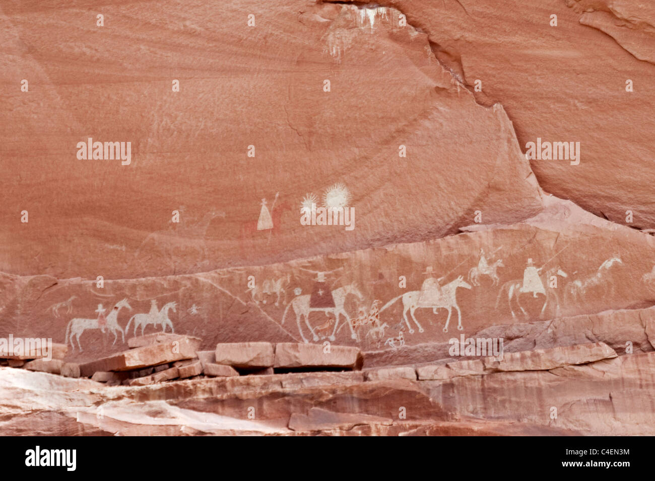 Pittogrammi che mostra l'arrivo degli spagnoli Conquitadors dipinta da nativi americani, nota le lance Foto Stock