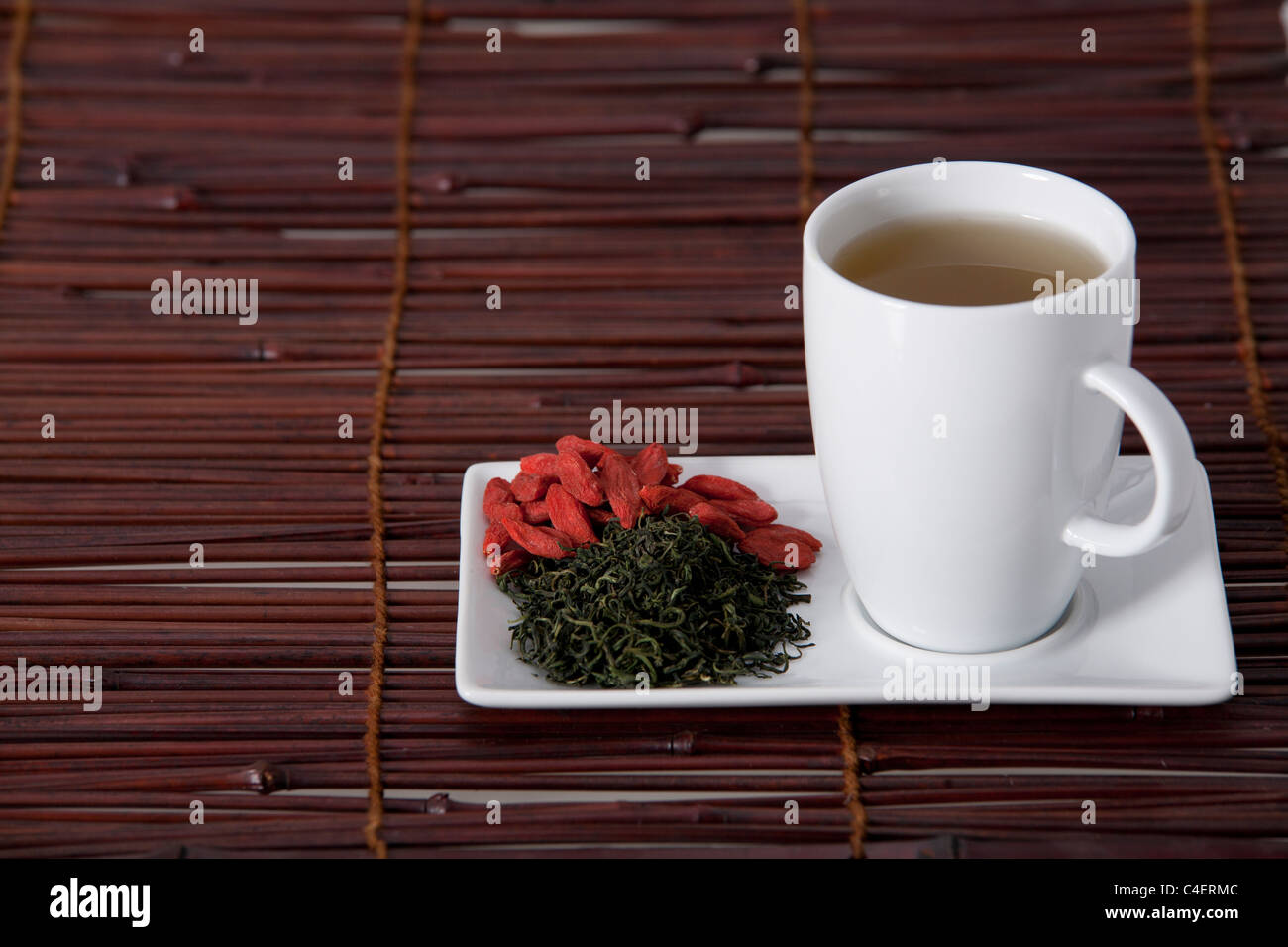 Semplice presentazione di goji freschi tè antiossidante Foto Stock