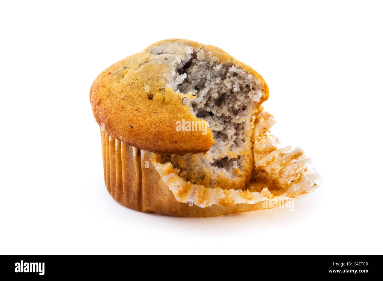 Muffin ai mirtilli con un morso mancante isolato su bianco Foto Stock