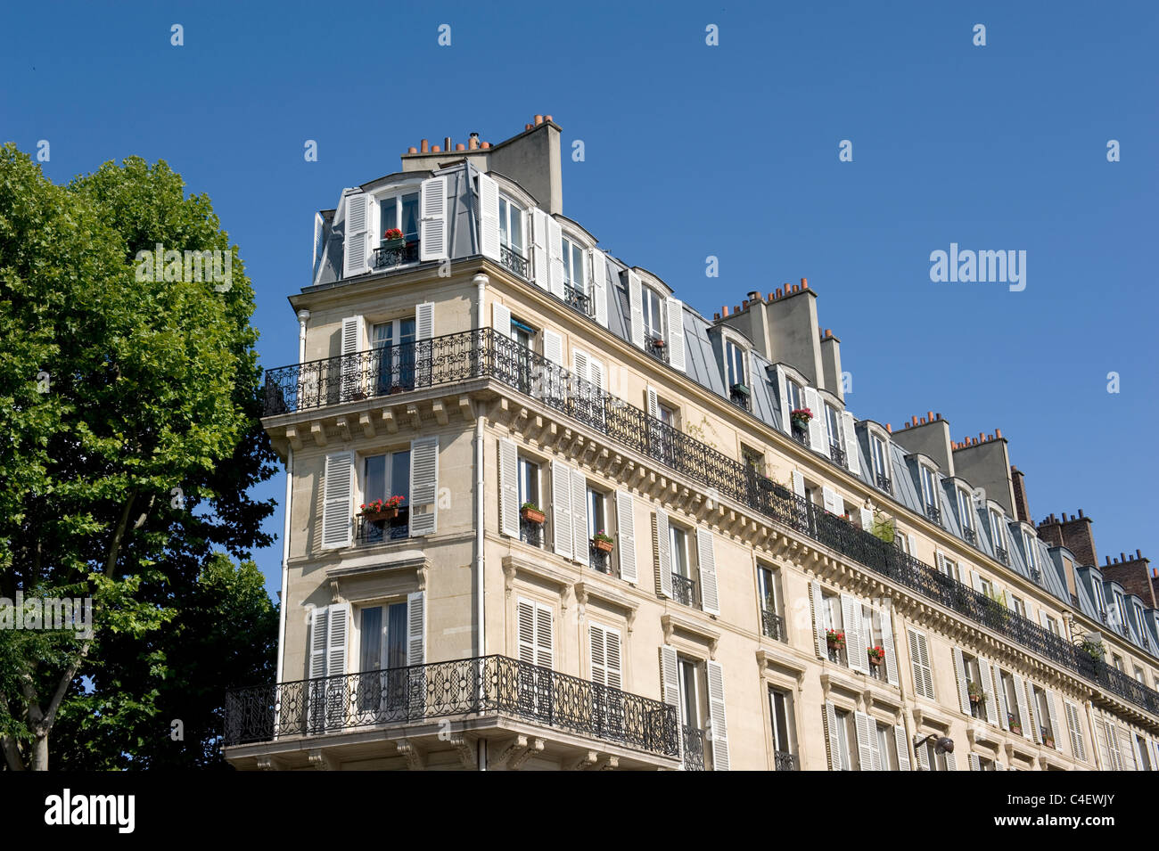 Facciata in Art Nouveau, al Boulevard de Magenta, angolo rue Guy Patin, a Parigi vicino a Gare du Nord Foto Stock