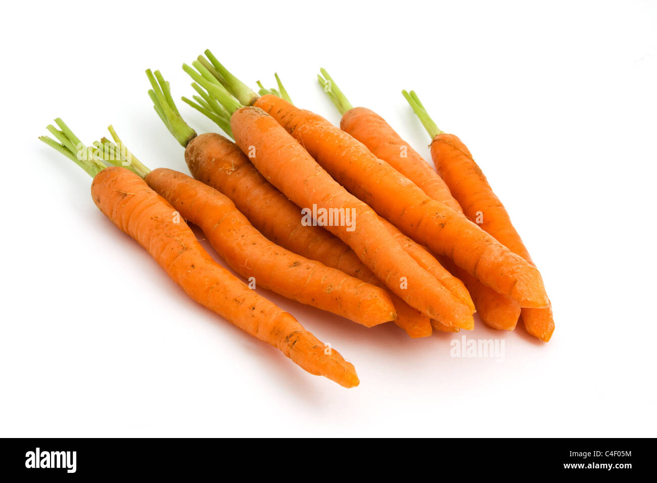 Pila di carote isolato su bianco Foto Stock