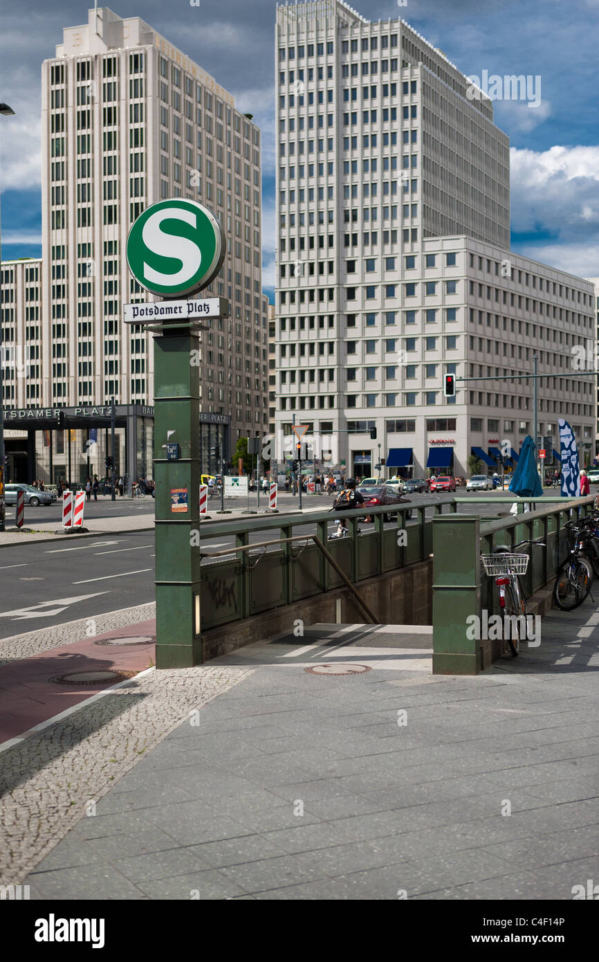 La cattura della vita di città a Potsdamer Platz a Berlino, Germania. Vista del centro Beisheim con il Ritz Carlton hotel. Foto Stock
