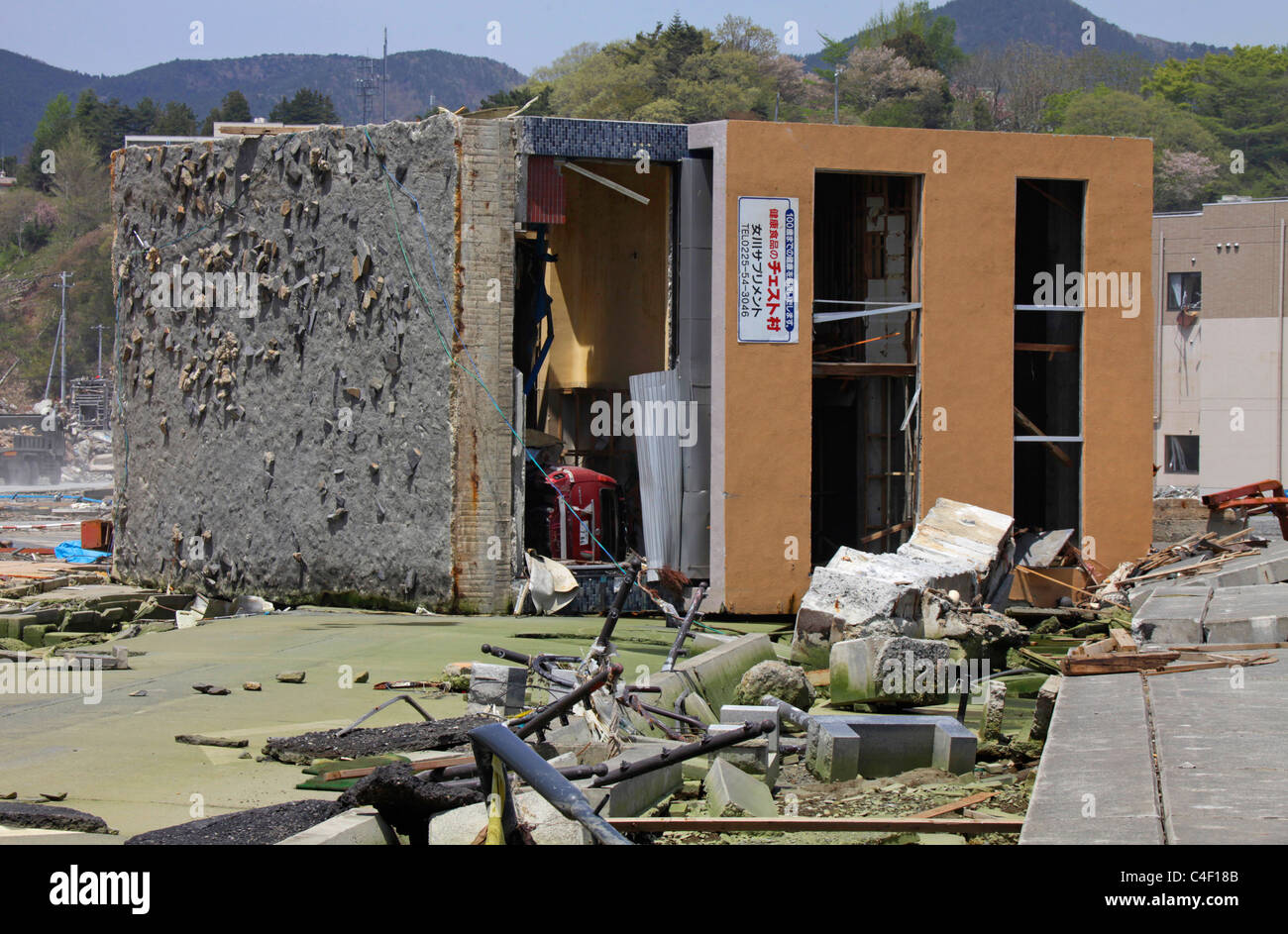 Un edificio rovesciati tsunami a Onagawa Miyagi Giappone Foto Stock