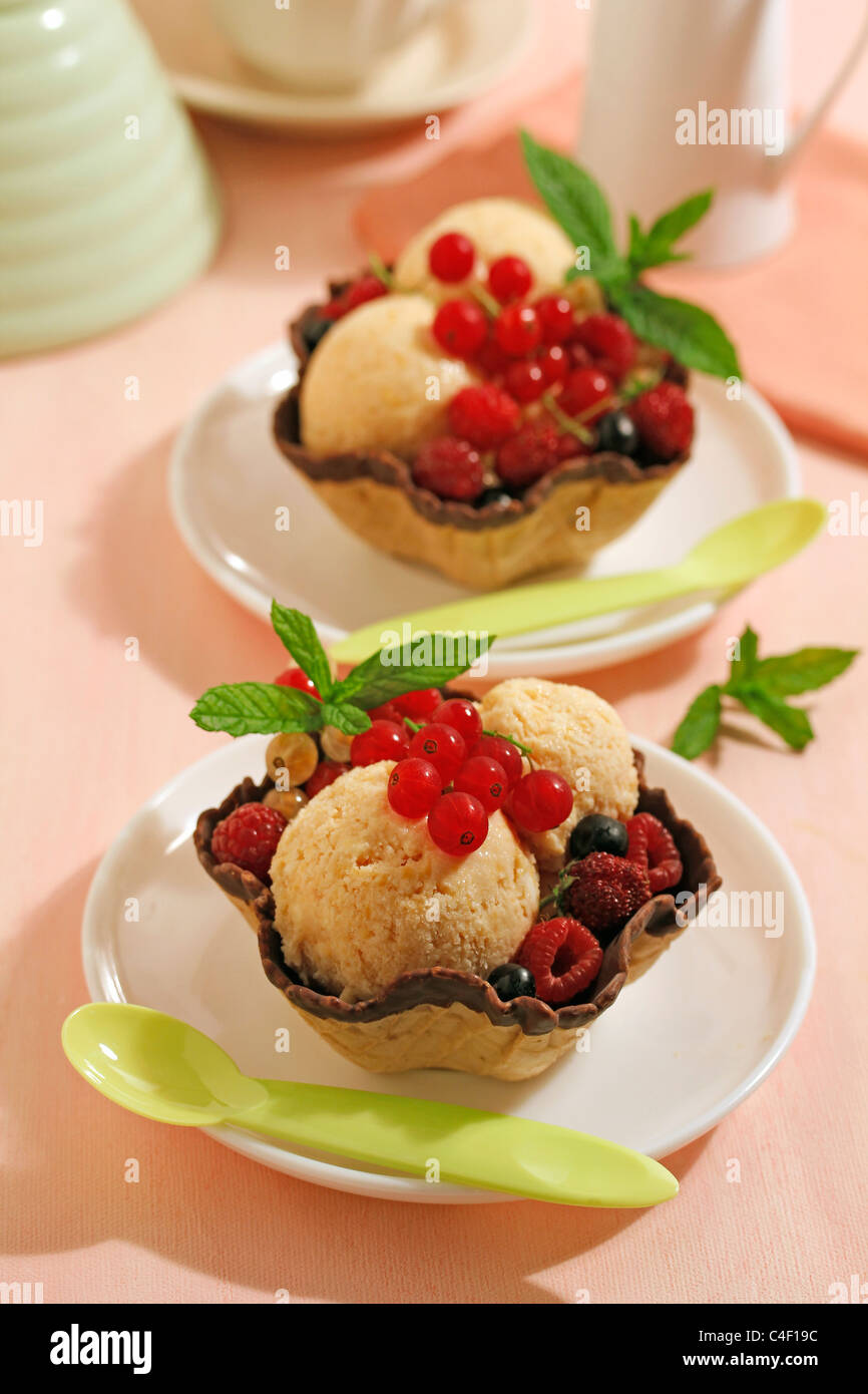 Pesche gelato e frutti di bosco in tulip wafer, ricetta disponibile. Foto Stock