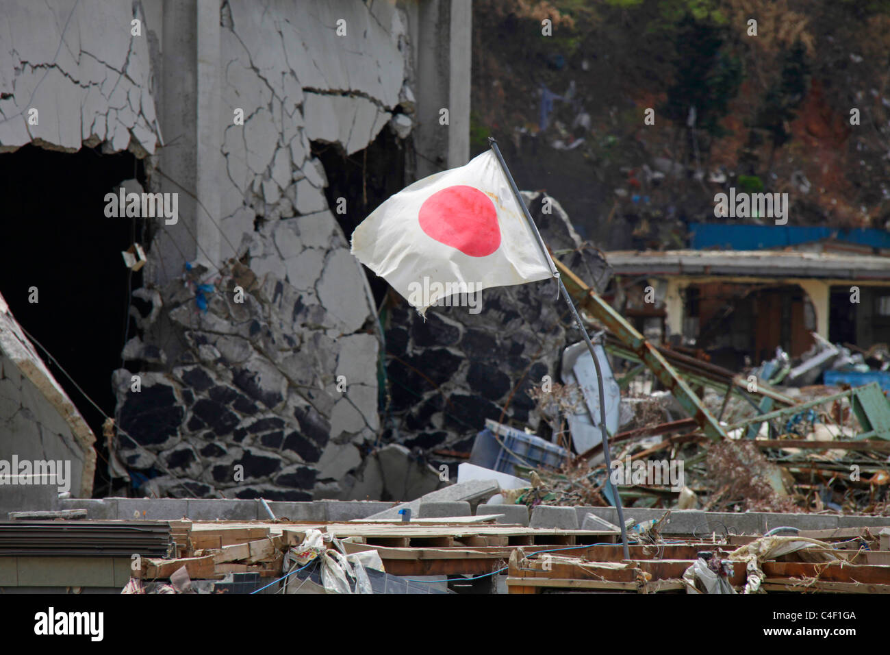 Bandiera nazionale volare a città devastate Onagawa Miyagi Giappone Foto Stock