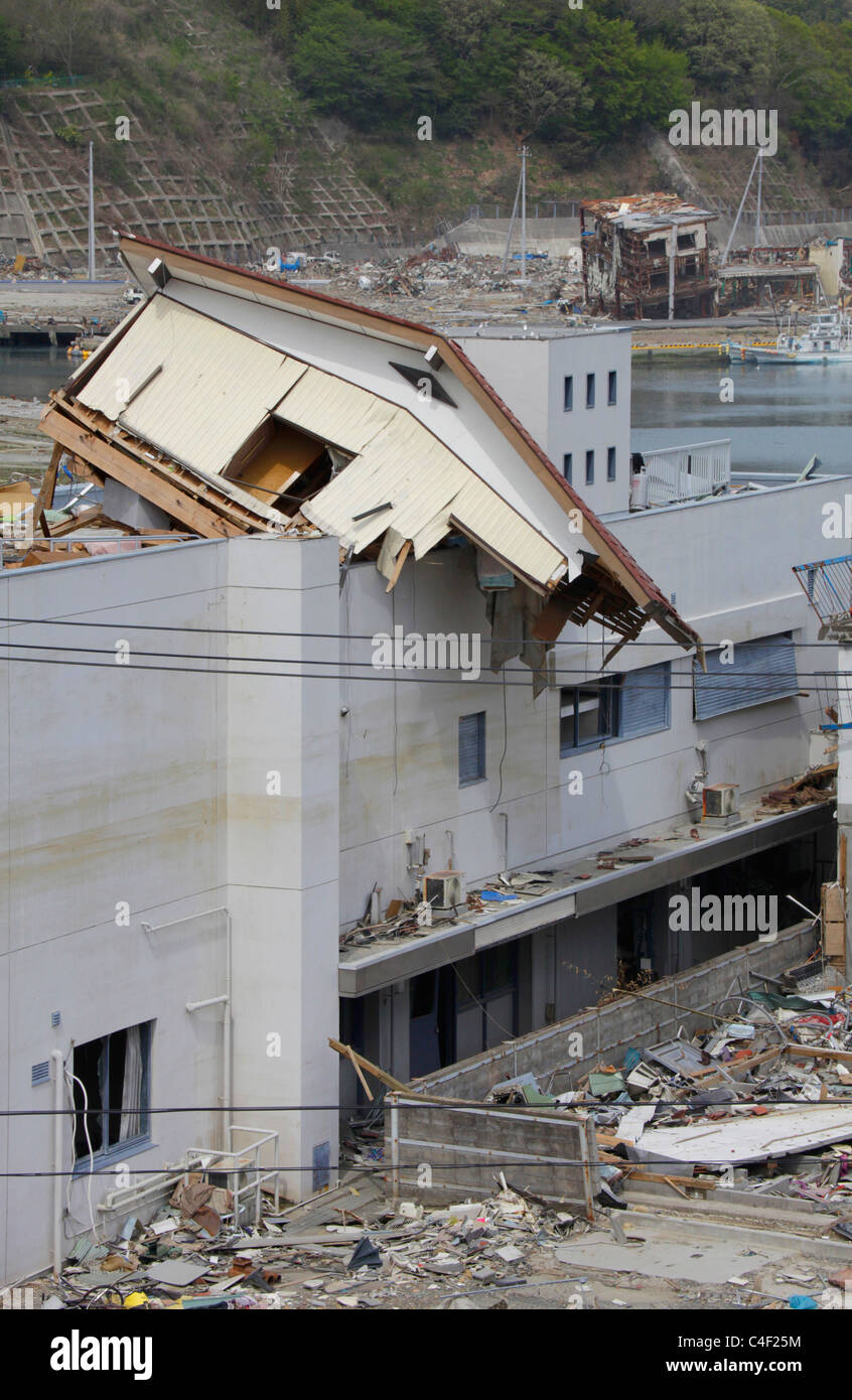 Una casa a sinistra sulla parte superiore di un edificio dopo il maremoto andato Onagawa town Miyagi Giappone Foto Stock