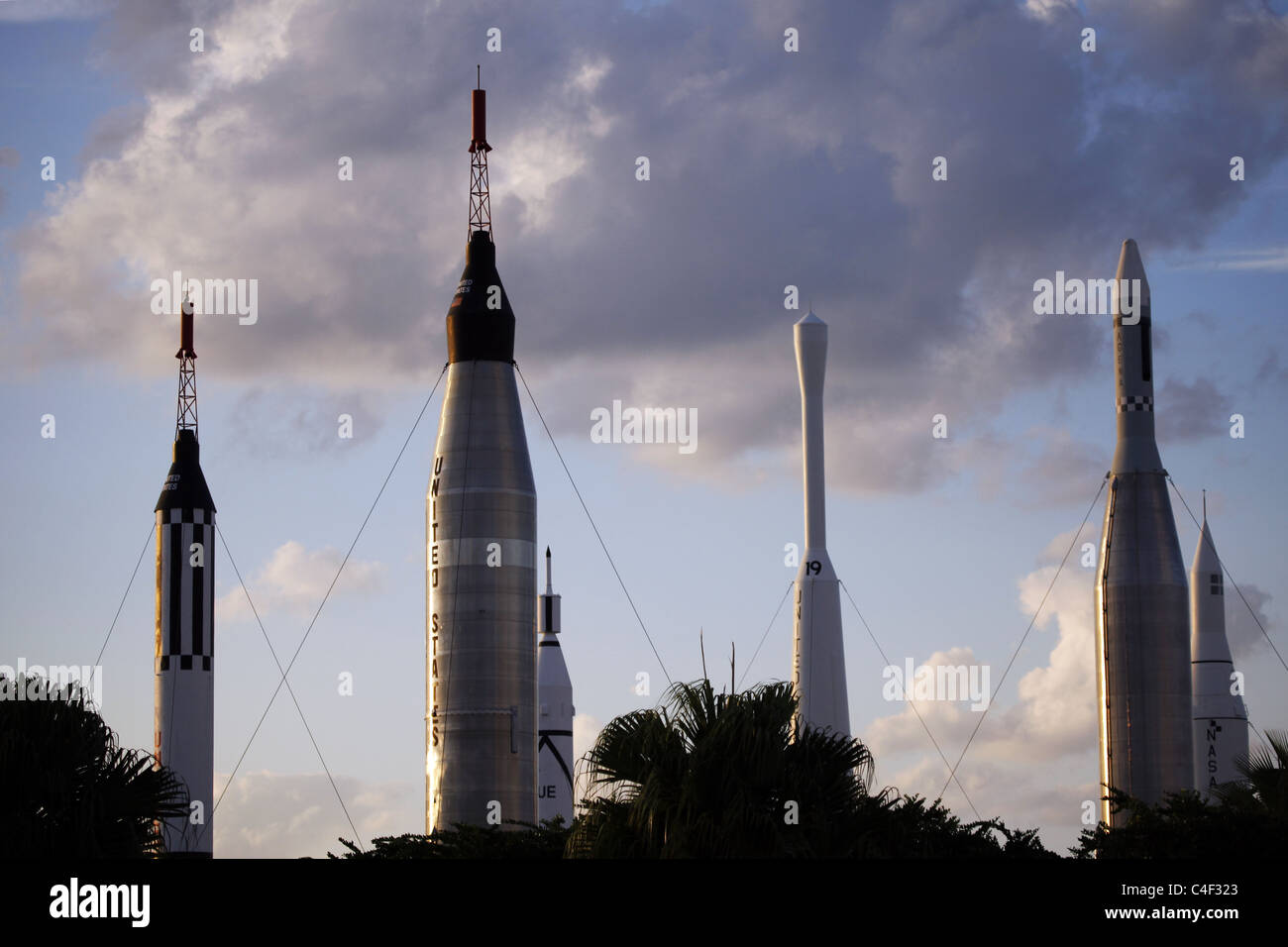 Giardino a razzo al tramonto presso il Kennedy Space Center Foto Stock