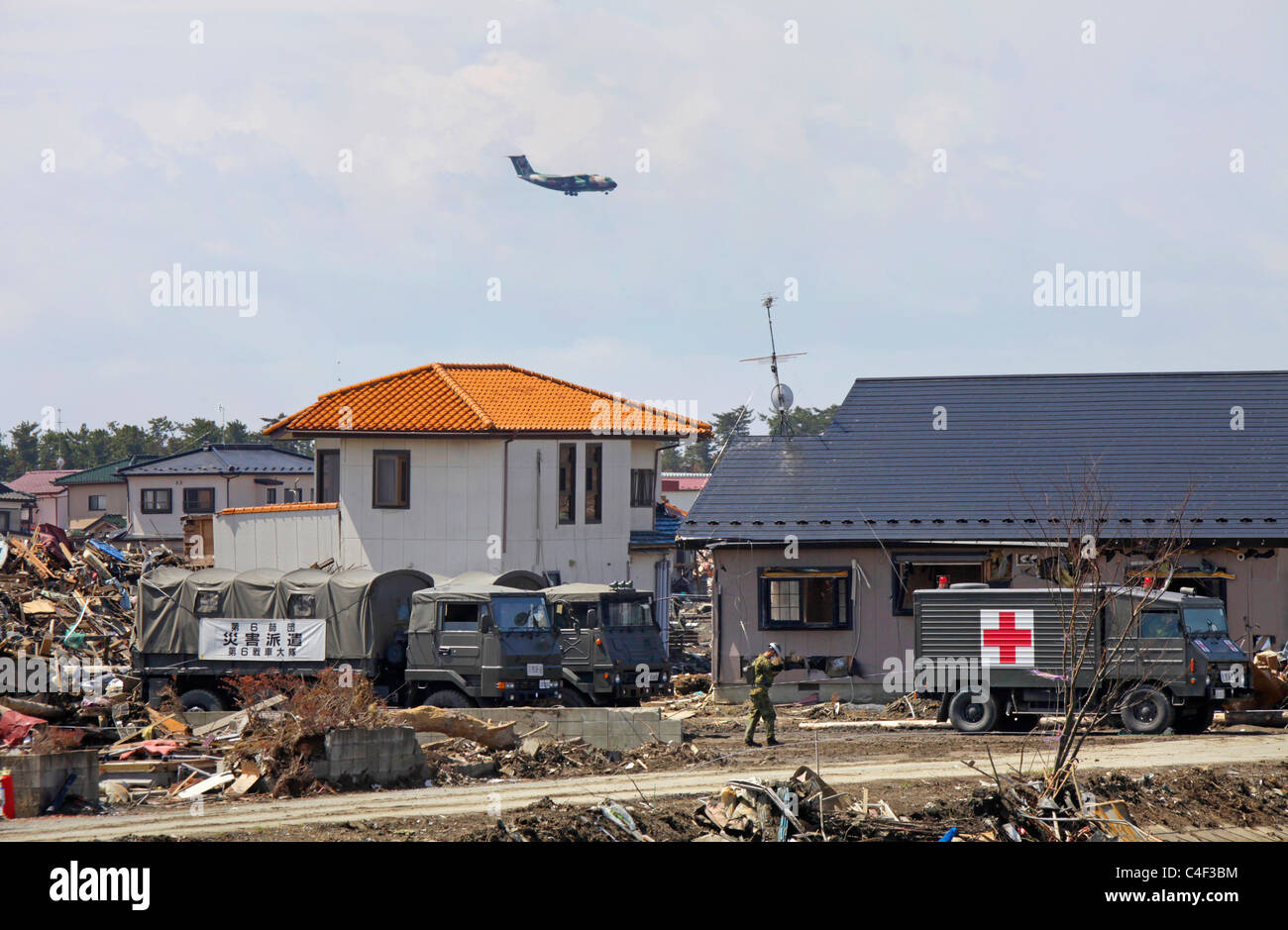Giappone terra Self Defence Force lavorando in zona devastata nei pressi di Matsushima Air Base Higashimatsushima città Miyagi Giappone Foto Stock