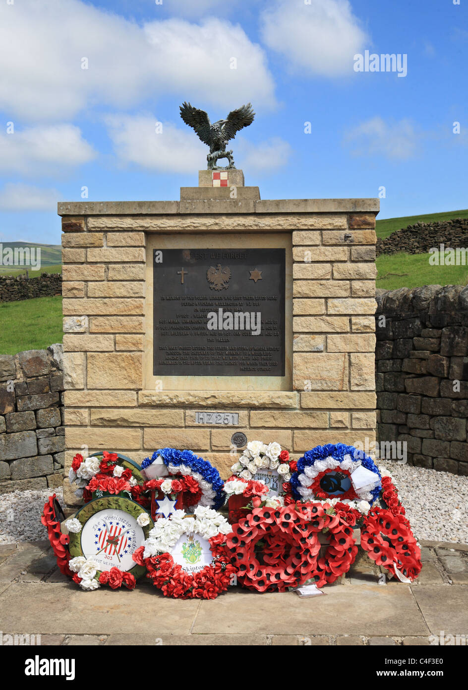 Memorial a 7 polacco WW2 aviatori uccisi quando il loro aereo si schianta vicino a Leeds e Liverpool canal, nello Yorkshire, Inghilterra, Regno Unito Foto Stock