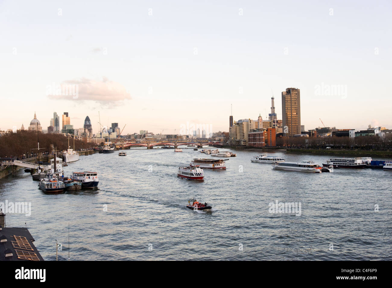 Barche sul fiume Tamigi, London, England, Regno Unito Foto Stock