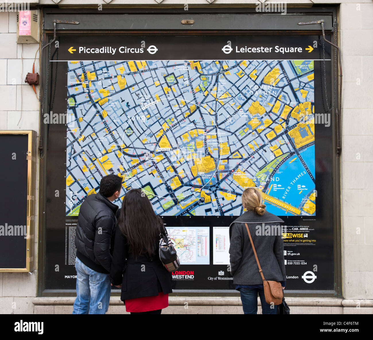 I turisti alla ricerca di mappa centro del West End di Londra, Regno Unito Foto Stock