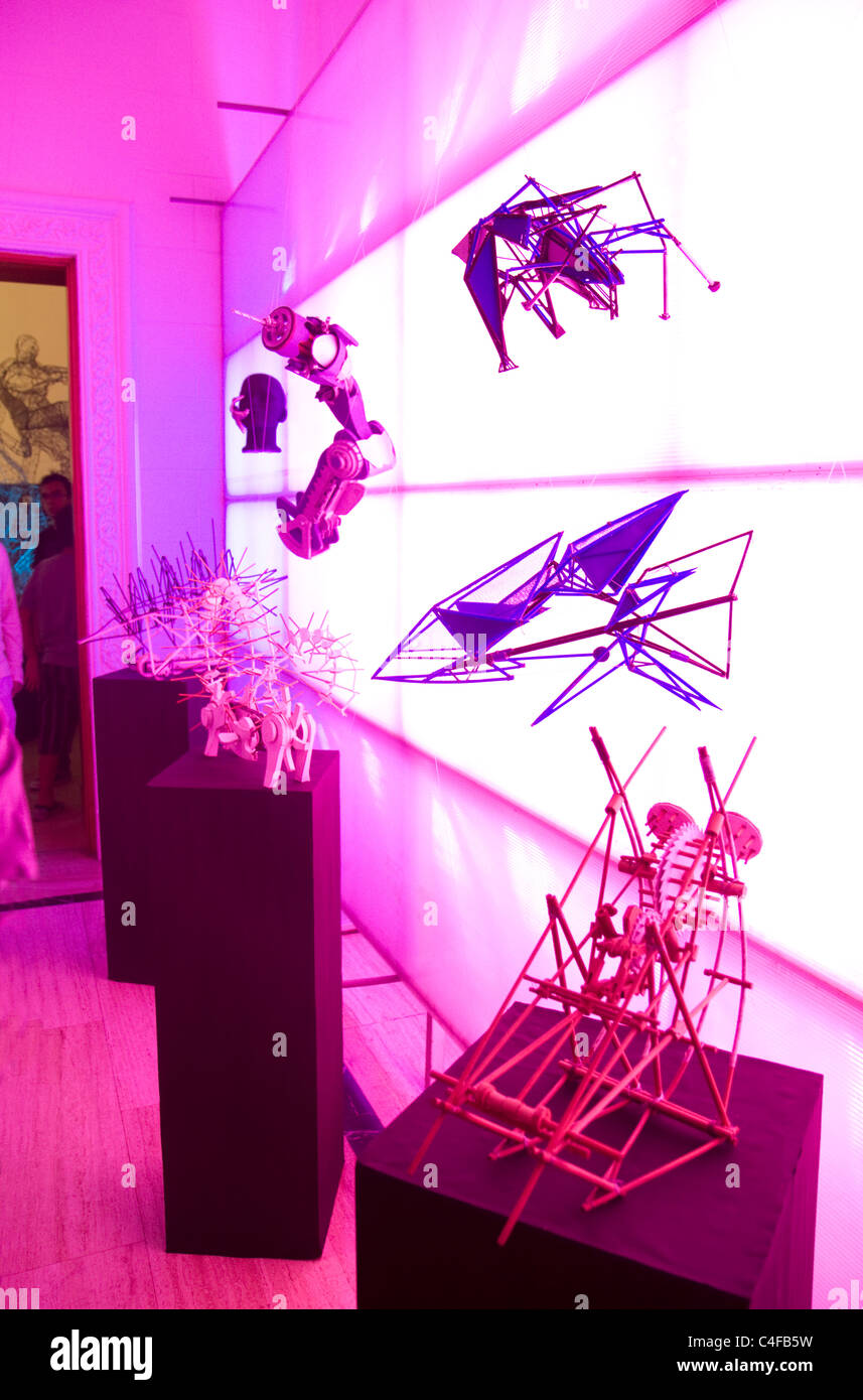 Scultura d'arte in esposizione presso il centro culturale dell'Università Ricardo Palma nel quartiere di Miraflores, Lima, Perù. Foto Stock