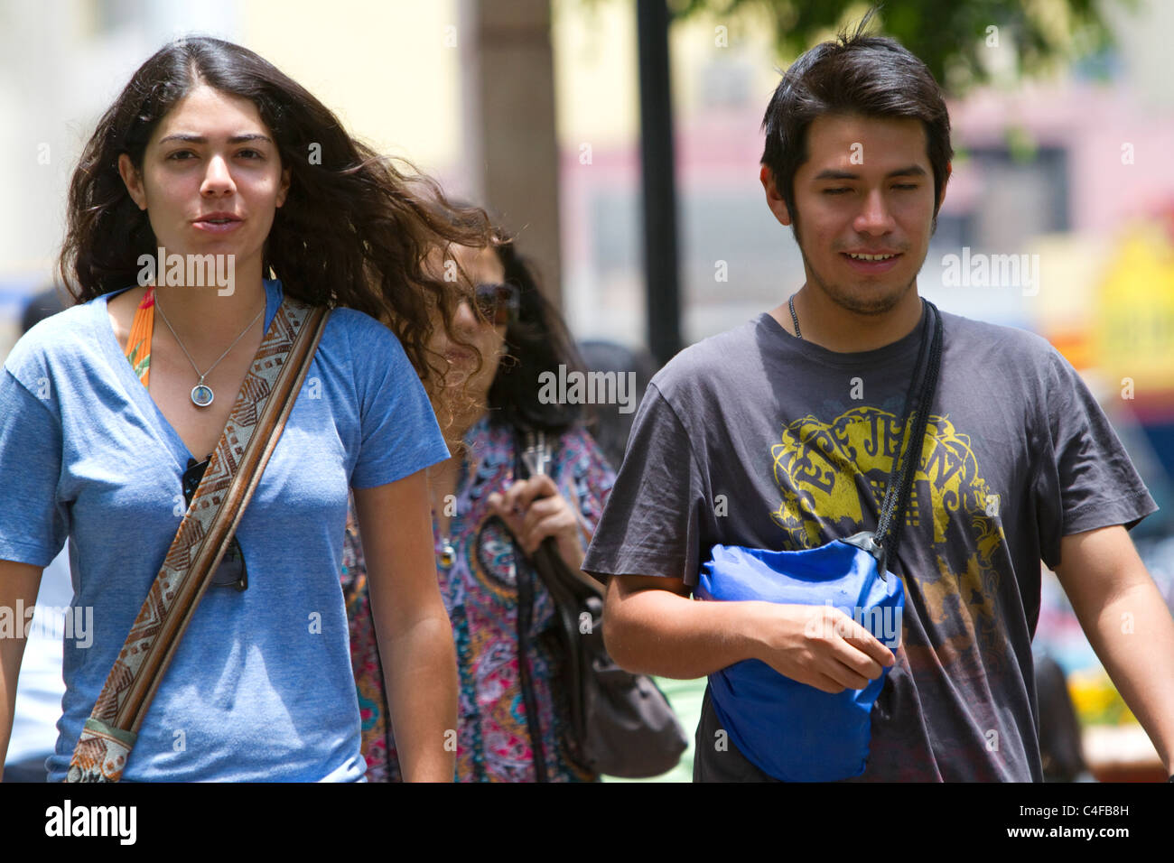 La gente camminare nel parco centrale del quartiere di Miraflores, Lima, Perù. Foto Stock