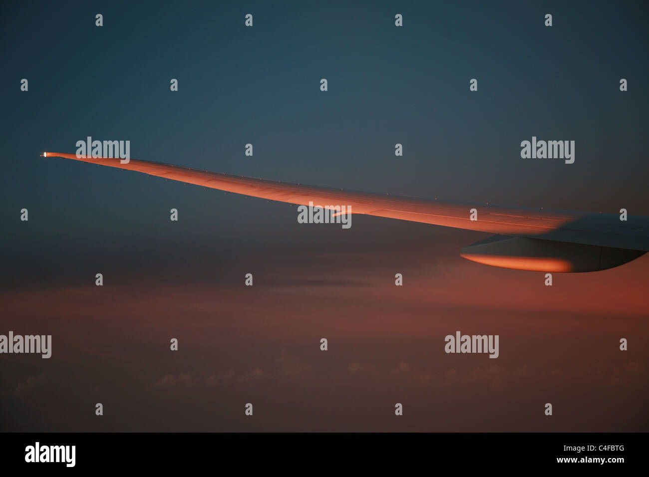 Ala di aeromobile a crepuscolo piano ala tramonto grafico Foto Stock