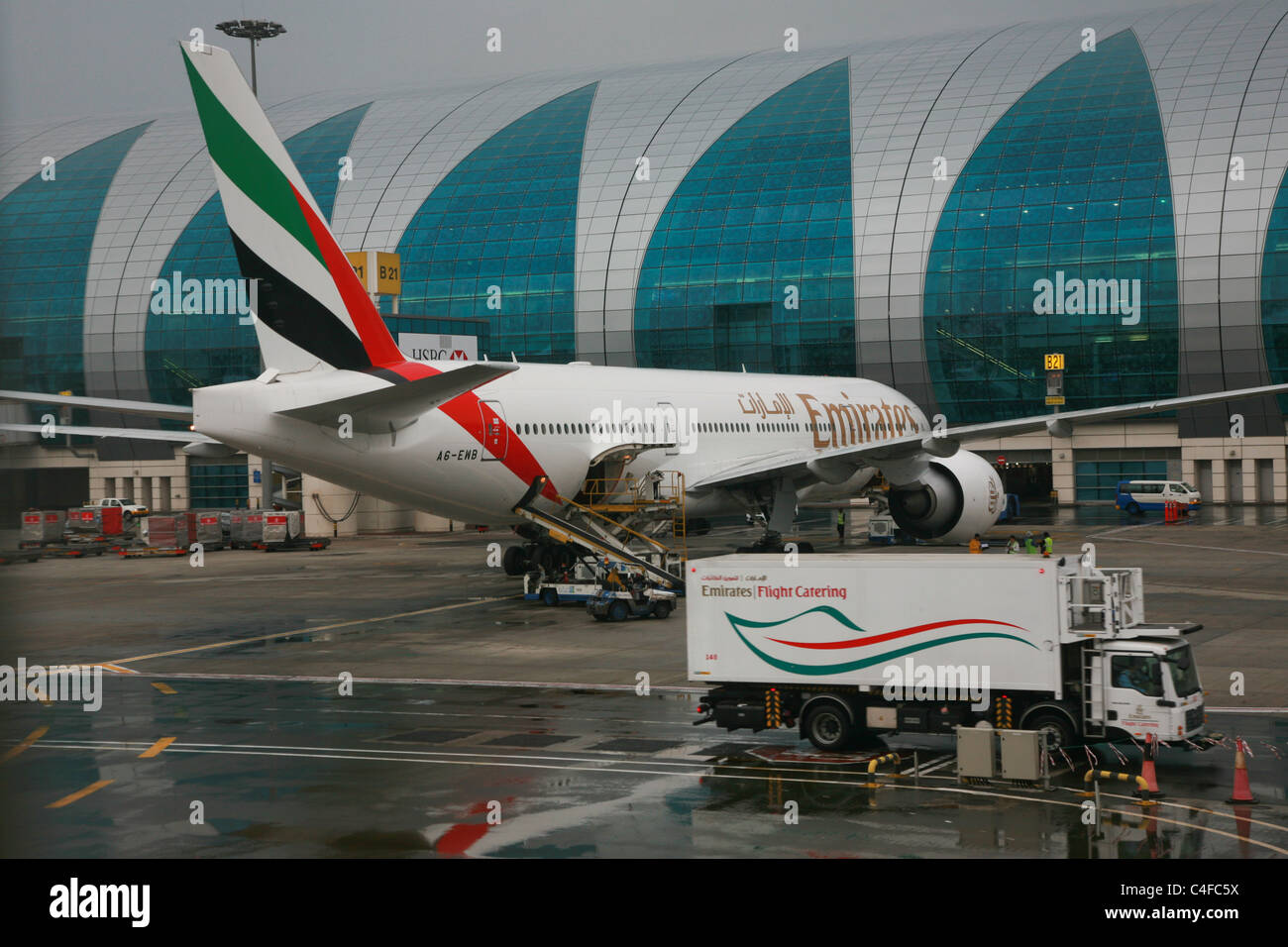Emirates Airline piano al gate aeroporto di Dubai EMIRATI ARABI UNITI Foto Stock