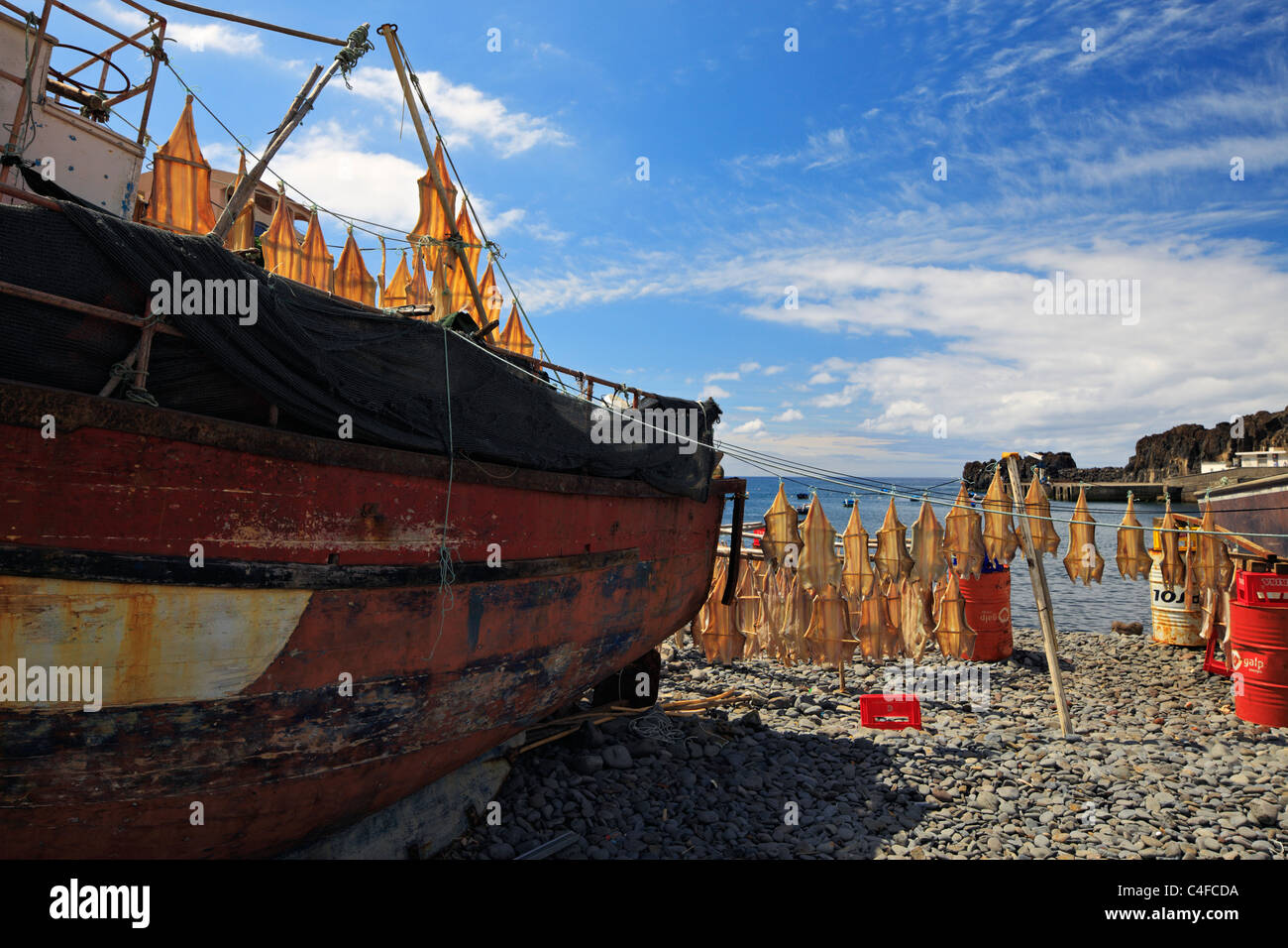 Barca da pesca e pesce di essiccazione. Foto Stock