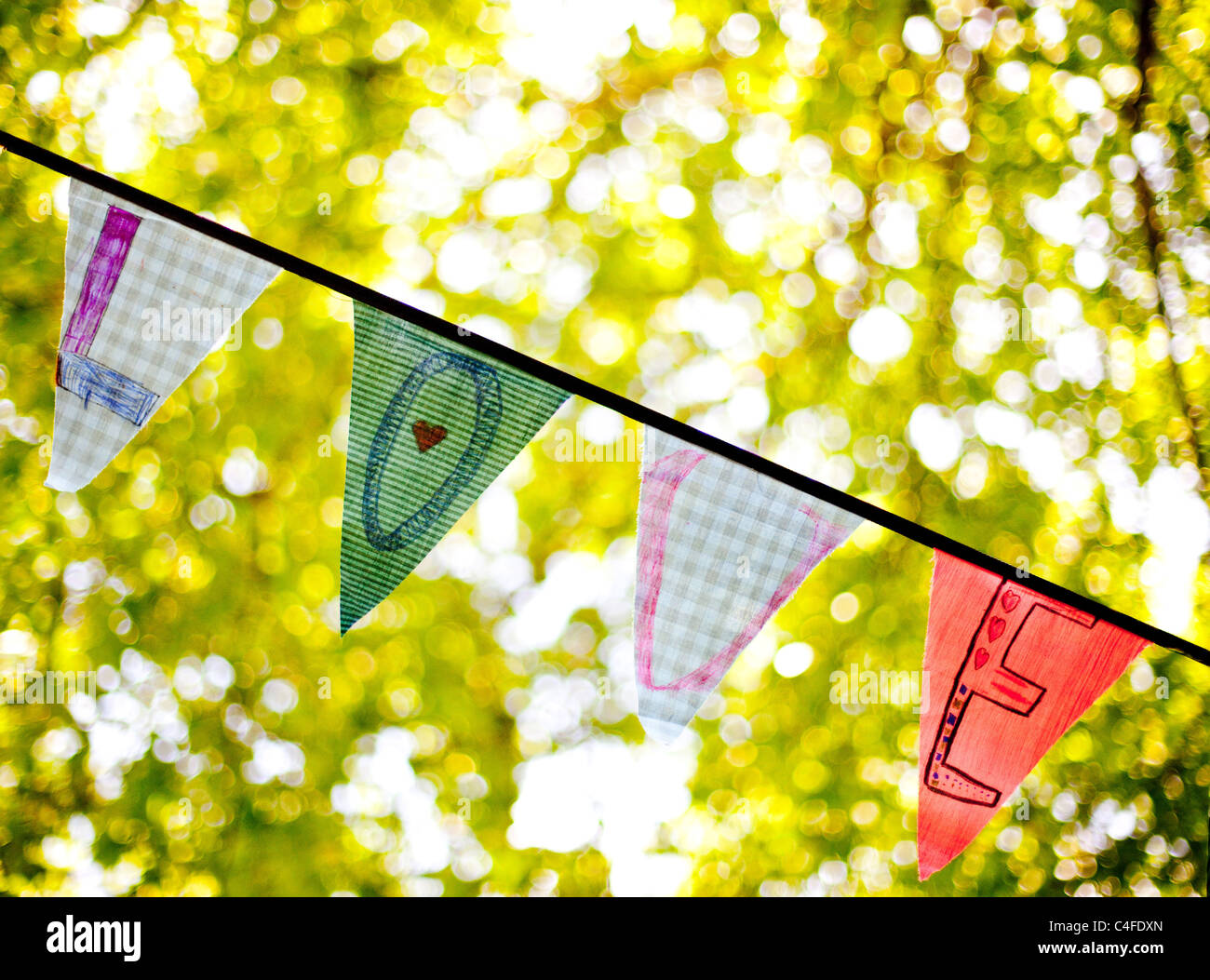 Una linea di bunting flags ortografia 'amore' Foto Stock