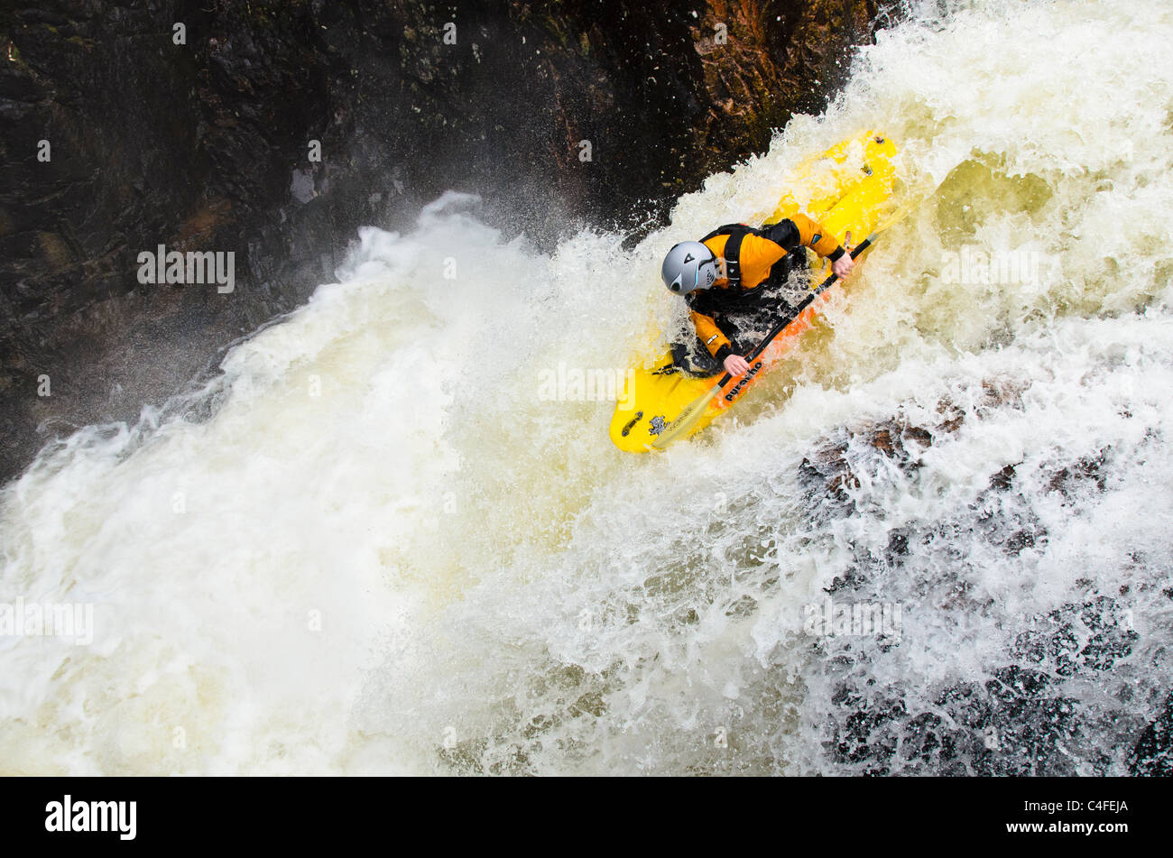 Kayaker Callum Anderson su cascate inferiori, Glen Nevis, vicino a Fort William, Scozia Foto Stock