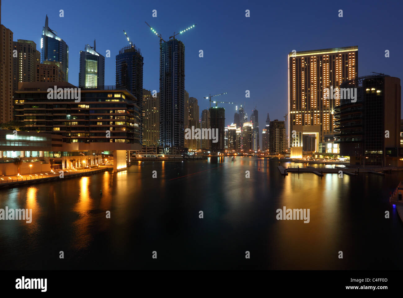 Highrise edifici a Dubai Marina illuminata di notte Foto Stock